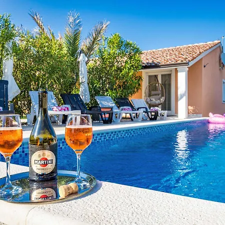 Dom wakacyjny House Nives With Pool And Playground *