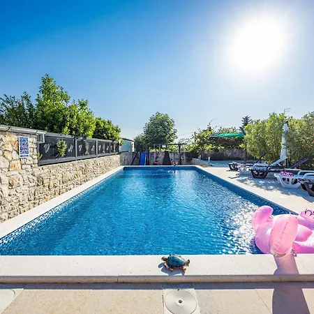 House Nives With Pool And Playground *