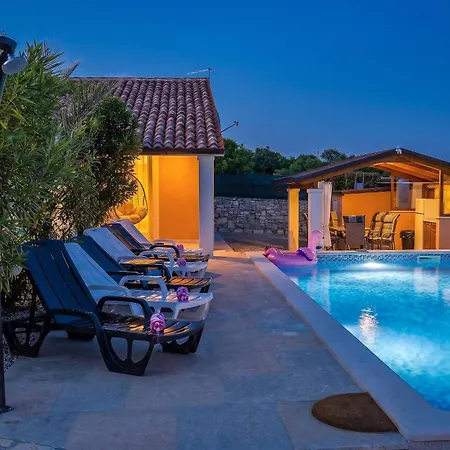 House Nives With Pool And Playground * Orihi