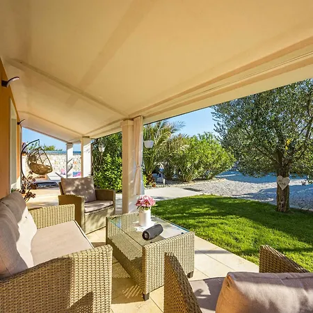 Dom wakacyjny House Nives With Pool And Playground *