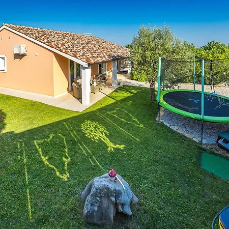 House Nives With Pool And Playground Dom wakacyjny