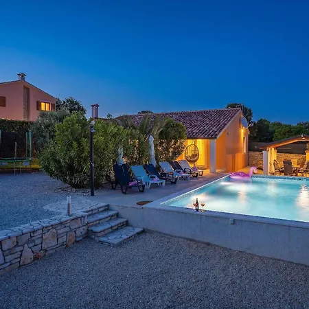 House Nives With Pool And Playground Dom wakacyjny *