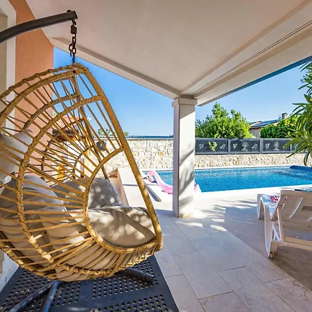 House Nives With Pool And Playground *