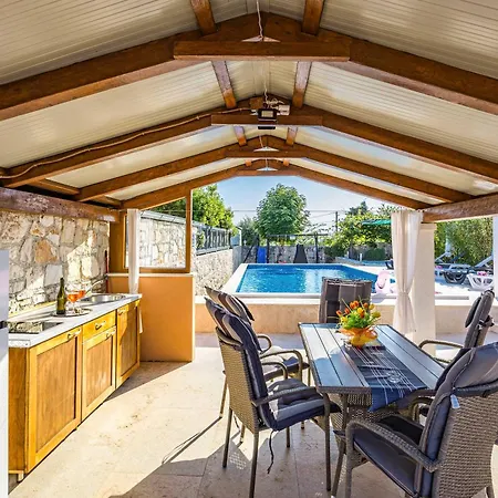 House Nives With Pool And Playground Dom wakacyjny *