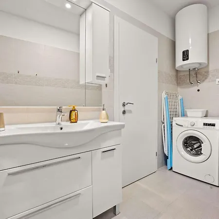 House Nives With Pool And Playground Vakantiehuis *