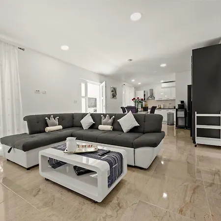 House Nives With Pool And Playground Vakantiehuis Orihi