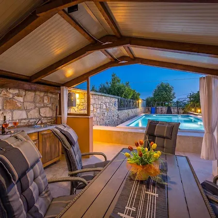 House Nives With Pool And Playground Vakantiehuis Orihi