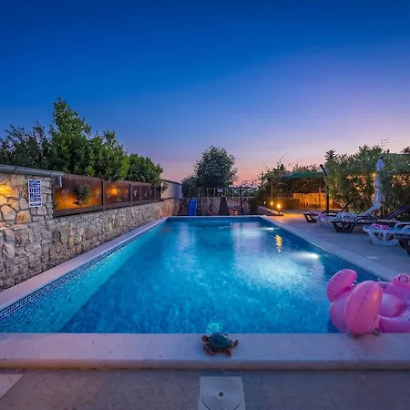 House Nives With Pool And Playground Casa vacanze Orihi
