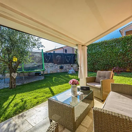House Nives With Pool And Playground Vakantiehuis Orihi